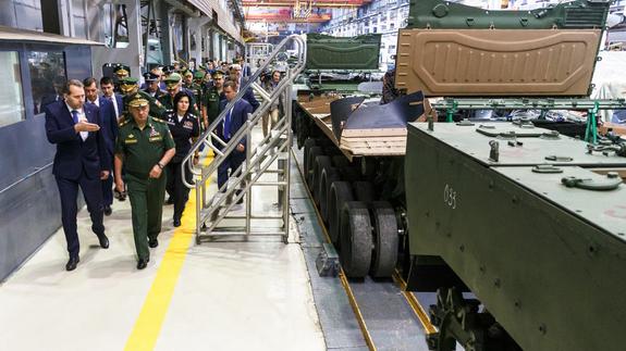 Шойгу на Урале показали боевых роботов на базе танков Т-72