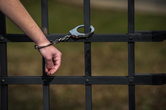 Агрессивного пьяного водителя приковали к ограде после ДТП в Хабаровске