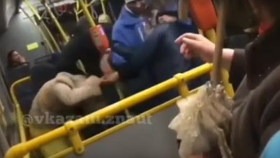 В сети появилось видео драки женщин в автобусе в Казани