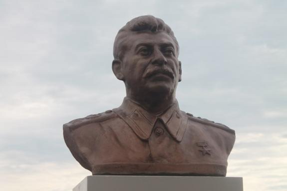 Житель Хабаровского края самостоятельно установил памятник Сталину