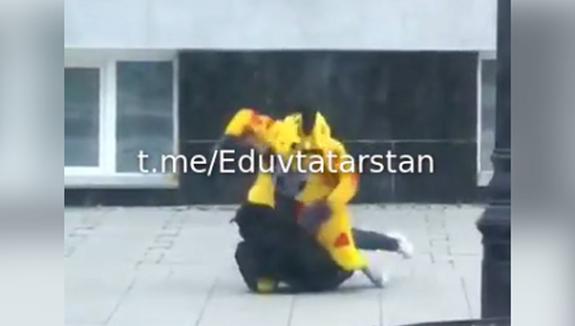 Жителей Казани насмешило видео драки «жирафа» с мужчиной