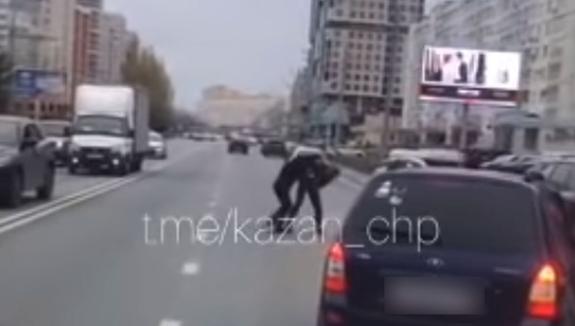 В Казани водители подрались прямо на дороге