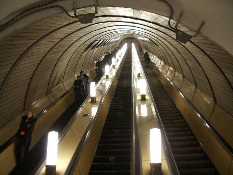 В Москве мужчина с ранениями найден около станции метро «Пионерская»