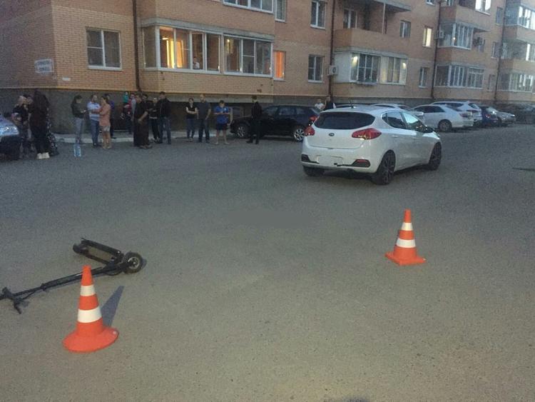 Под Краснодаром, врезавшись на электросамокате в иномарку, погиб подросток