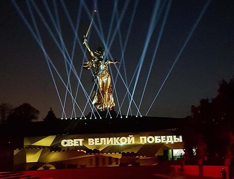 Много света на кургане, Буйнов и фейерверк