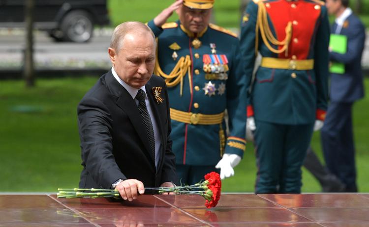Путин возложил венок к Могиле Неизвестного Солдата и принял участие в шествии "Бессмертного полка"