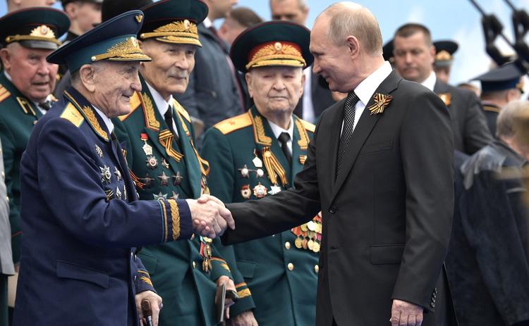 Путин: "С каждый годом мы все больше чувствуем нравственную мощь триумфа нашего народа"