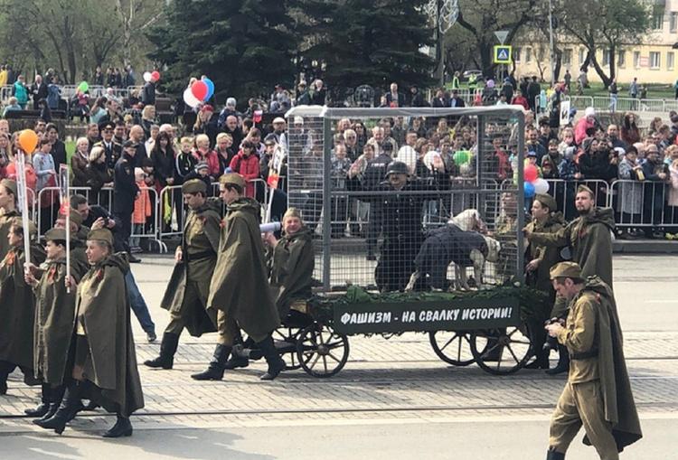 "Пленного немца" в клетке провезли по улице в Нижнем Тагиле