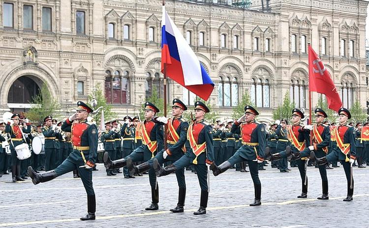 Известные телеведущий Малахов и блогерша Лена Миро возмущены появлением на параде модели
