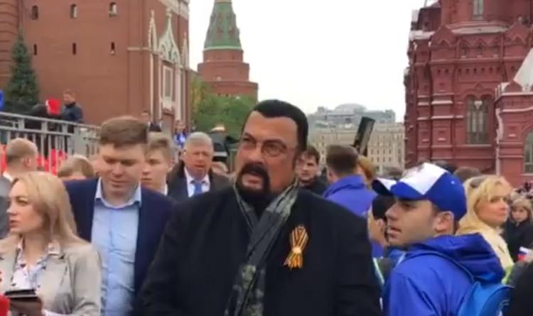 СМИ: Стивен Сигал оценил парад Победы на Красной площади