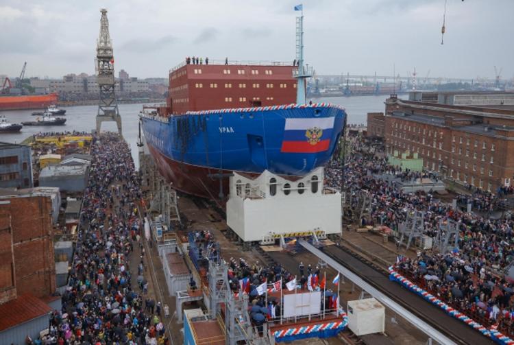 Новый атомный ледокол "Урал" спустили на воду в Санкт-Петербурге