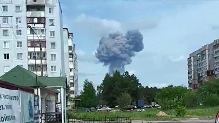 Огонь от пожара после взрыва на заводе в Дзержинске перешёл на соседнее здание