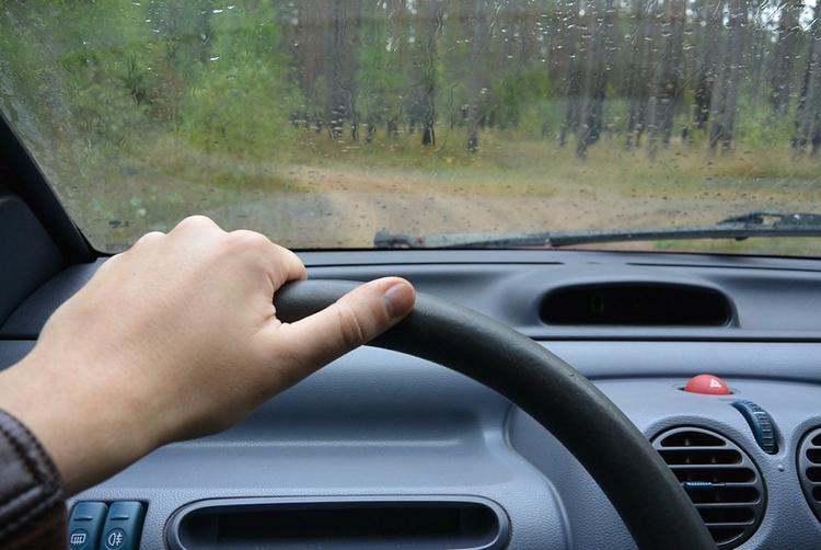 В Петербурге мужчина разбил трубой чужую машину после конфликта на дороге