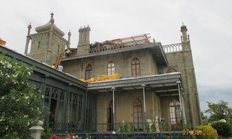 В Воронцовском дворце в Крыму после подтопления в голубой гостиной повреждены вестибюль, кабинет Воронцова, картины
