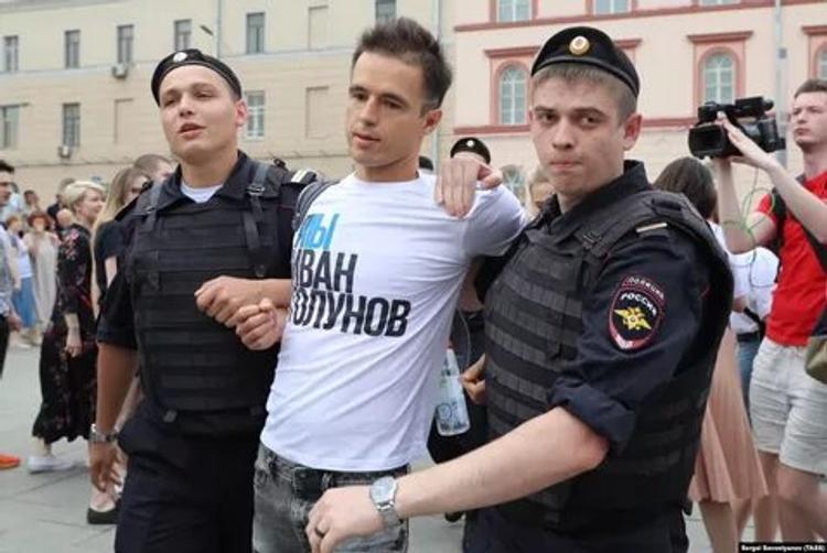 Родители подростка требуют наказать полицейских, избивших их сына во время несанкционированного шествия за свободу Ивана Голунова