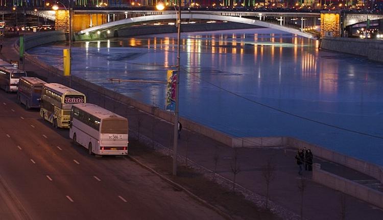 Автомобиль упал в реку в центре Москвы