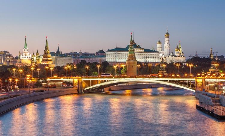 С «Тройкой» по Москве-реке на «кабриолете» Года Нисанова и Зараха Илиева