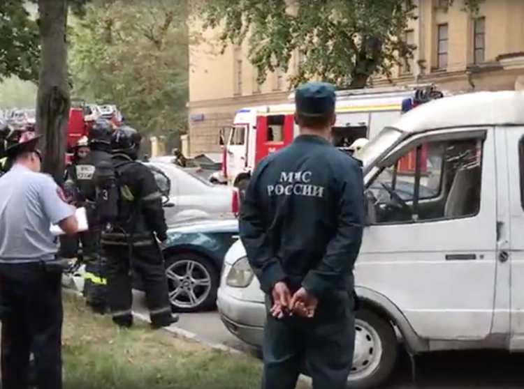 Площадь пожара госархива литературы и искусства увеличилась до 150 кв.метров. Документы погибли безвозвратно, их залили водой