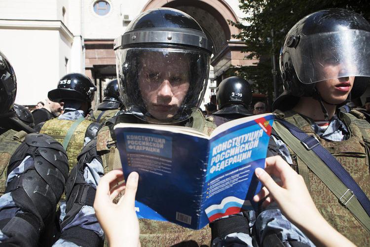 "Кто отстаивают жесткие варианты подавления гражданского общества намеренно усиливают кризис", - комментирует митинг Ксения Собчак