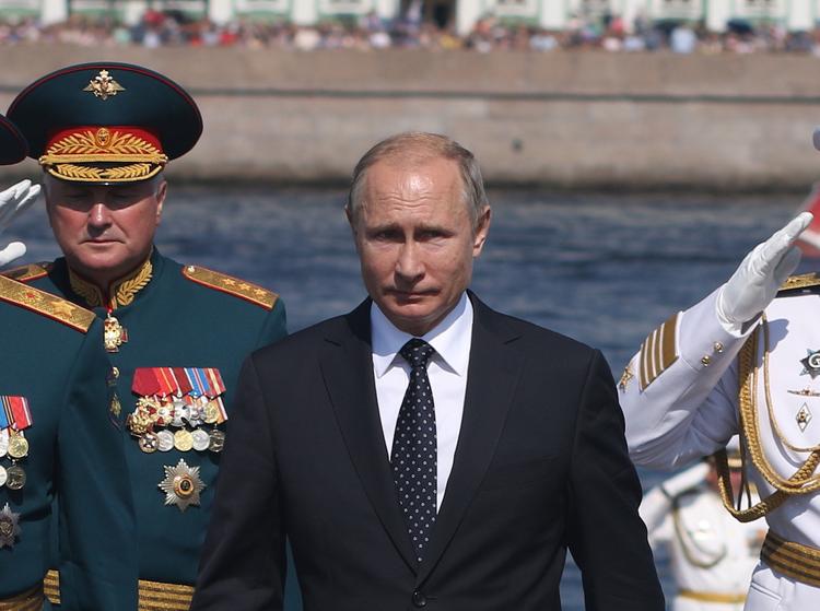 Путин обошел на катере "Раптор" парадную линию боевых кораблей на Кронштадтском рейде