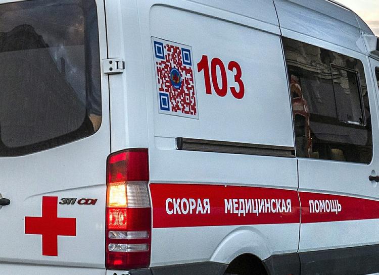 Автомобиль вылетел на тротуар в Петербурге после ДТП, пострадали пешеходы