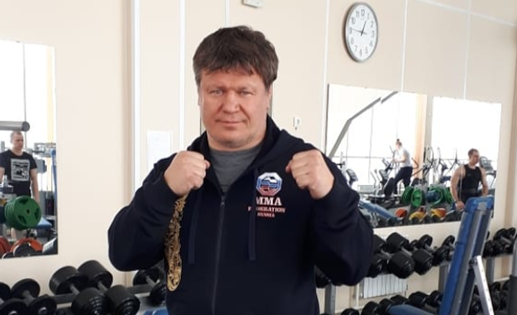 Житель Подмосковья остался без телефона из-за фото с кумиром