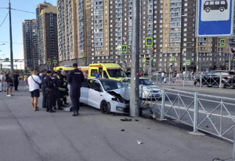 Легковушка снесла двух пешеходов и врезалась в столб