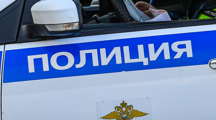 В Пскове иномарка протаранила автобусную остановку с людьми, водитель скончался