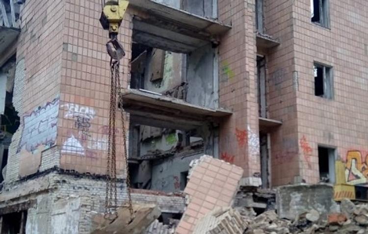 В Подмосковье обрушилось здание бывшего детского лагеря, под завалами могут быть люди