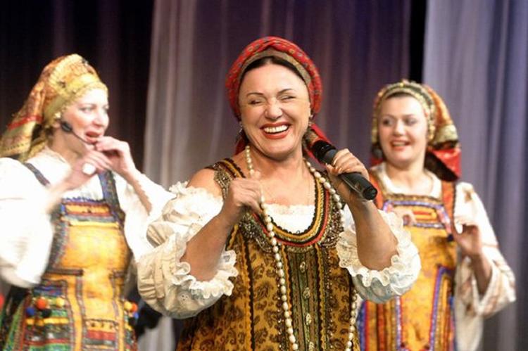 Гор в отсутствие Бабкиной веселится в обществе молодых девушек?