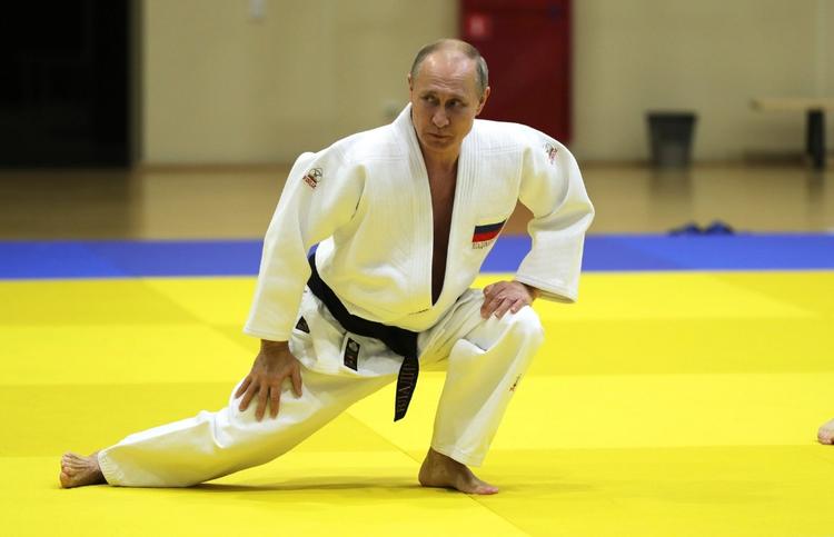 Песков рассказал об отношении Путина к курению