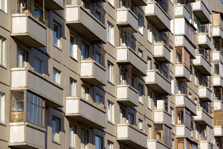 В МЧС, опасаясь массовых бунтов курильщиков, разрешили россиянам курить на балконах. "Не опасный открытый огонь"