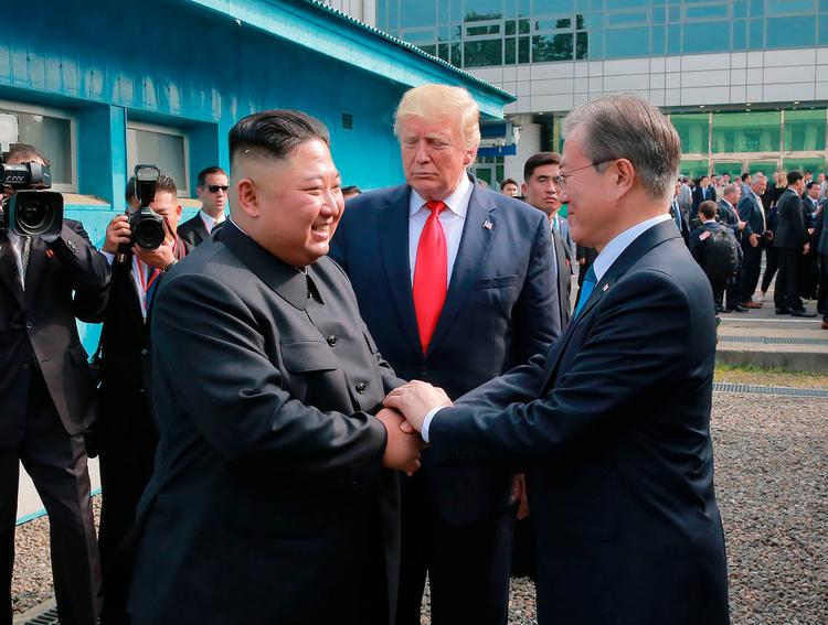 Президент Трамп с руководителями суверенной и не очень суверенной Кореи. Найдите пару различий. О ценностях суверенитета