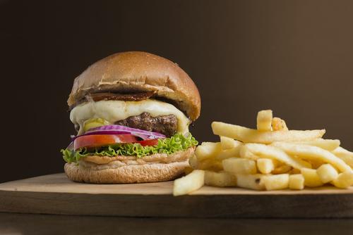 Ученые рассказали, кому полезна жирная пища