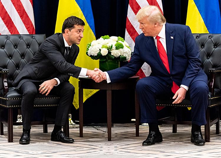СМИ: Помпео присутствовал при разговоре Трампа с Зеленским