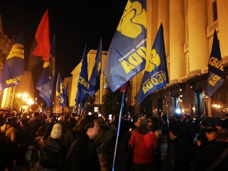 А в это время... Под окнами офиса президента Зеленского собралась толпа недовольных "патриотов". За что кровь проливали?!