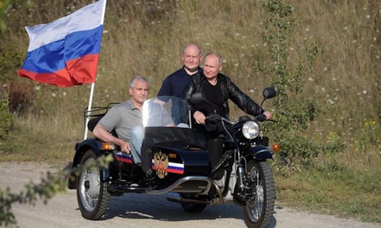 Как Аксёнов и Развожаев Путина с днём рождения поздравили