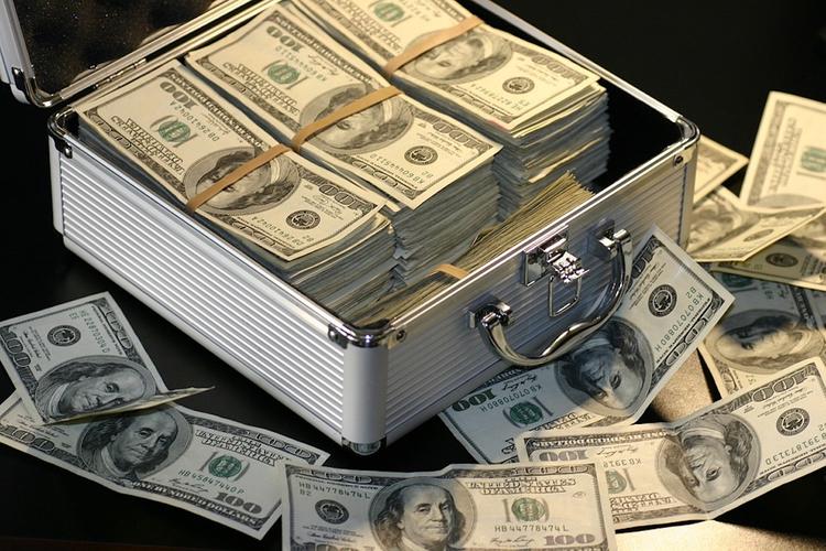 Грабители с топором и пистолетом напали на мужчину в Москве