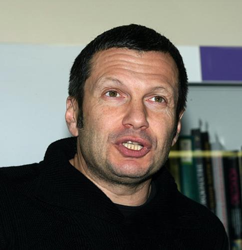 Телевеущий Владимир Соловьев оскорбил известного журналиста, назвав «деградантом»
