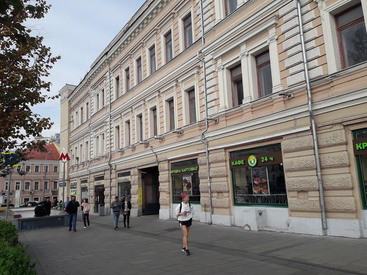 Что нельзя медикам, то можно казакам. Даже арендовать здание в центре Москвы за цену в 20 раз меньше рыночной