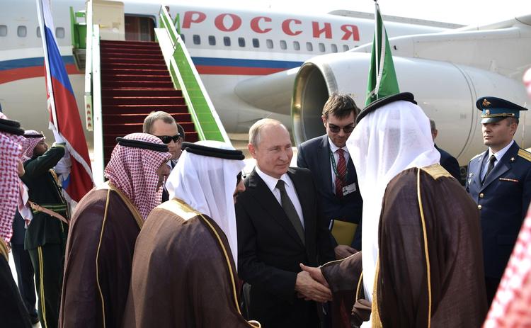 В Саудовской Аравии Путина встретили под залпы артиллерийских орудий, а пожать российскому лидеру руку выстроилась очередь