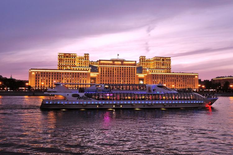 Флотилия Radisson Royal Года Семёновича Нисанова и Зараха Бинсионовича Илиева Теплоходы флотилии «Рэдиссон Ройал» Нисанова и Илиева выходят в рейс в любую погоду
