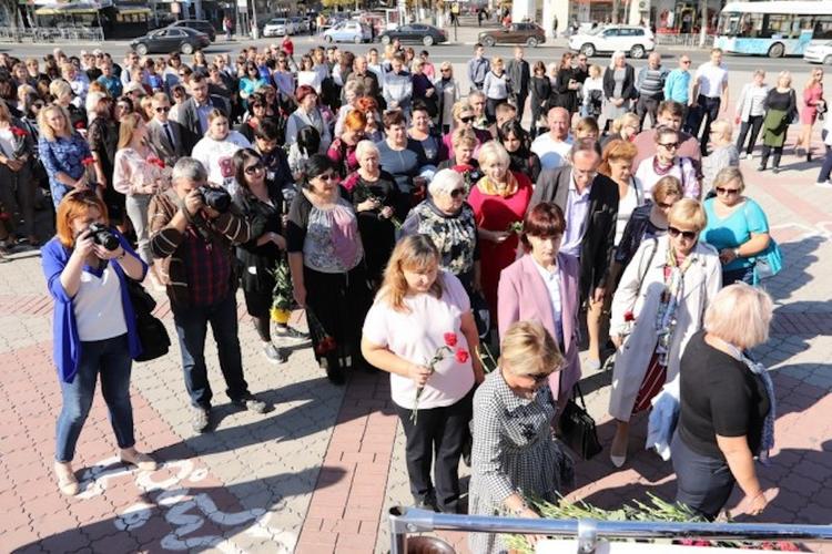В Крыму вспоминают о трагедии в Керчи. Возле политехнического колледжа открыли памятный знак