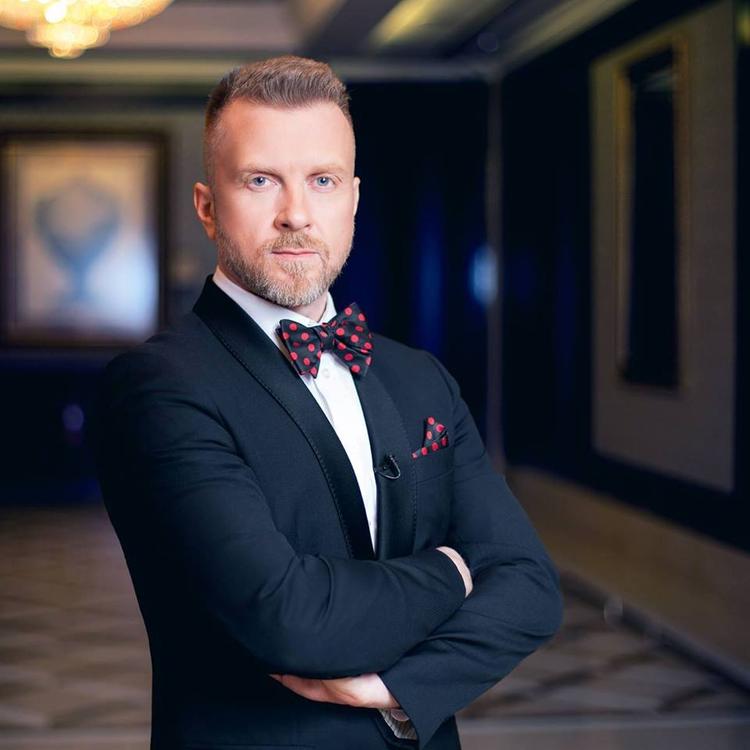 Украинский актер и телеведущий Антон Мухарский предложил возвести стену на границе с ДНР и ЛНР