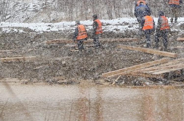 Три автомобиля были найдены водолазами на месте прорыва дамб в Красноярском крае