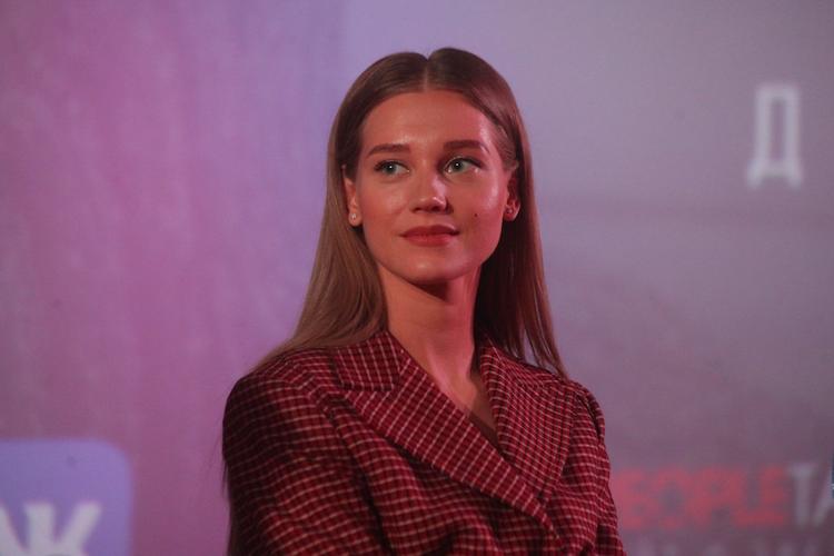 Актриса Кристина Асмус прокомментировала появление надгробия с ее портретом