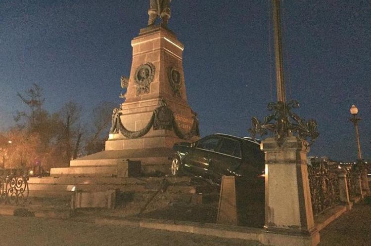 В Иркутске водитель врезался в памятник Александру III, но за рулём "не находился"