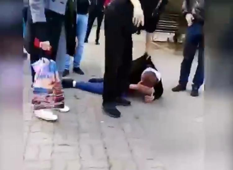 Опубликовано видео избиения мужчины за шутку с бомбой в Ростове-на-Дону