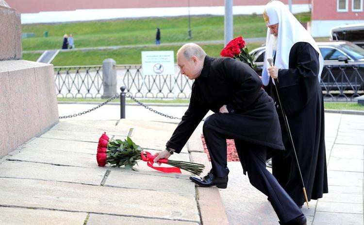 Путин возложил цветы к памятнику Минину и Пожарскому