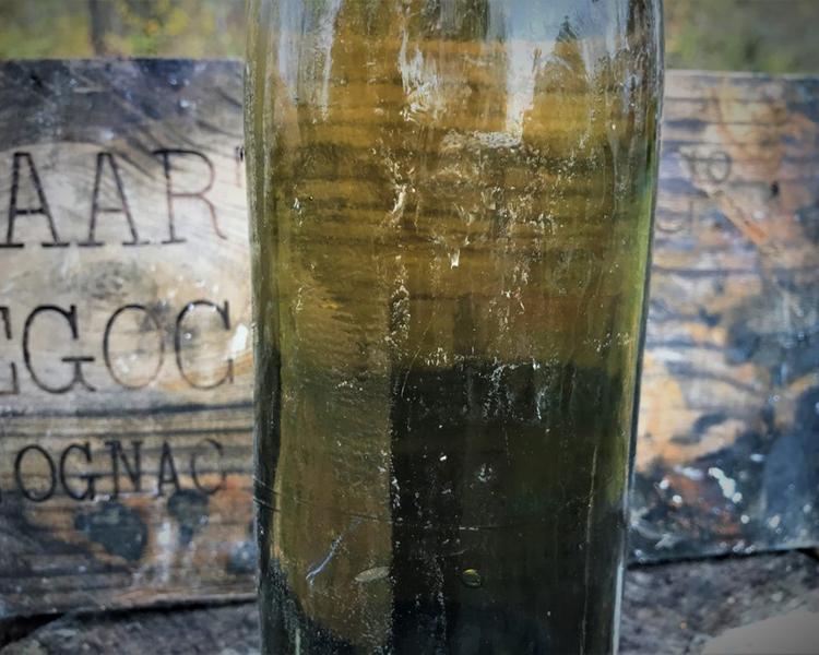 Дайверы подняли со дна Балтийского моря 900 бутылок французского коньяка